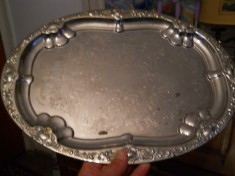 Tava ovala,metal argintat,bordura decorata in relief,centrul gravat,40,5x30,5cm
