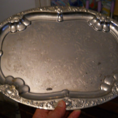 Tava ovala,metal argintat,bordura decorata in relief,centru gravat,40,5x30,5cm