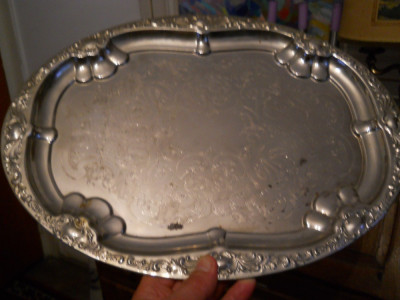 Tava ovala,metal argintat,bordura decorata in relief,centrul gravat,40,5x30,5cm foto