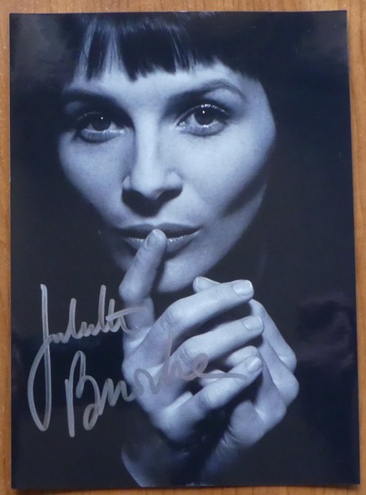 Autograf al actritei franceze Juliette Binoche pe fotografie mare