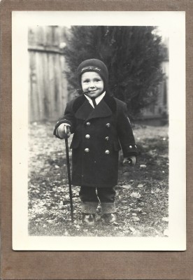 P1399 Copil cu pipă și baston, 1937, Rom&amp;acirc;nia foto