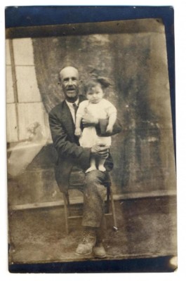 AD 1731 C.P.VECHE- BUNICUL SI NEPOATA ? TINUTA DE EPOCA-BITICA LA 1 AN SI 2 LUNI foto