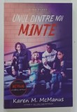 UNUL DINTRE NOI MINTE de KAREN M . MCMANUS , 2022