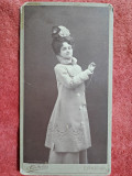 Fotografie tip CDV, femeie cu coc si palarie, inceput de secol XX