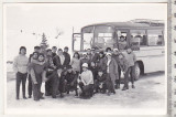 Bnk foto Excursionisti langa autocar Mercedes-Benz O 302 IRANNATIONAL, Alb-Negru, Romania de la 1950, Transporturi