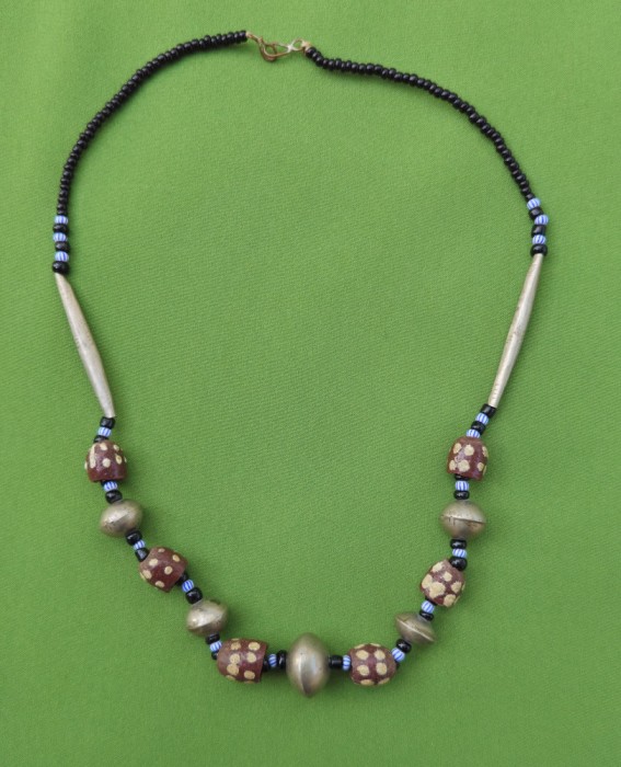 LANT VINTEGE MODEL TRIBAL, LUCRAT MANUAL CU MARGELE MICI DIN ONIX