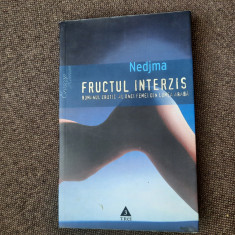 FRUCTUL INTERZIS , ROMANUL EROTIC AL UNEI FEMEI DIN LUMEA ARABA de NEDJMA