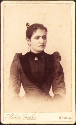 HST P2/299 Poză t&amp;acirc;nără femeie cu broșă studio Aurelia Brăila foto