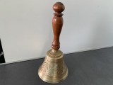 Delicat clopot vechi din alamă aurită cu inserții roșiatice,m&acirc;ner lemn de cireș,stare perfectă,de colecție/decor.