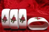 SET INELE DIN PORTELAN PENTRU SERVETELE DECOR CU TRANDAFIRI