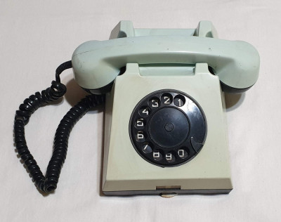 Telefon fix cu disc, vechi romanesc anii 1970 - piesa de colectie - decor foto