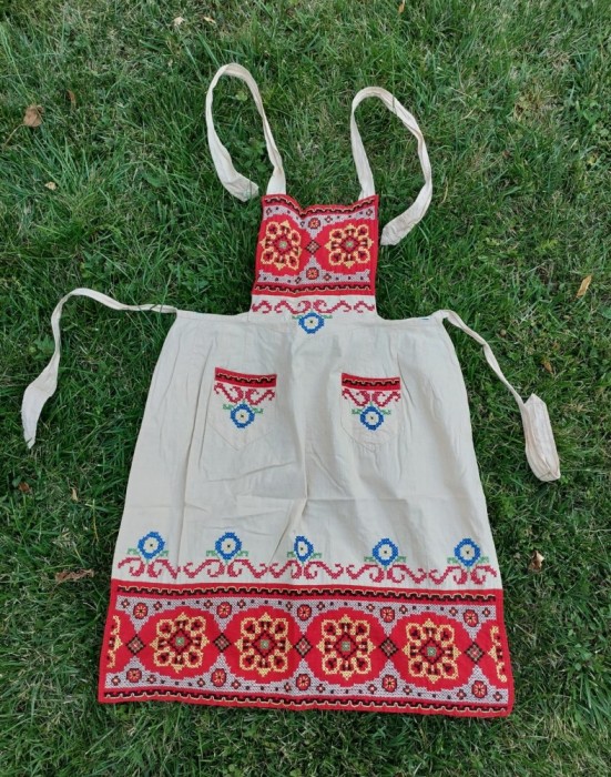 Sort pentru femei, vechi, bogat brodat prin cusatura manuala,