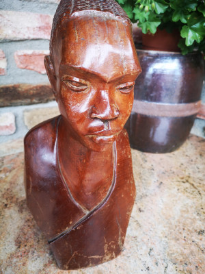 Sculptura Bust de Afroamericanca foto