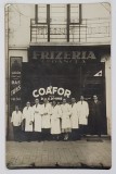 ' FRIZERIA Ctin . OANCEA ' , FOTOGRAFIE CU PERSONALUL IN FATA INTRARII , FORMAT CARTE POSTALA , PERIOADA INTERBELICA