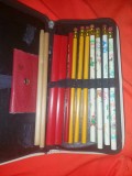 Penar scolar vintage cu creioane vechi cu guma si fara din perioada comunista,lot de colectie,Penar marca TENNIS