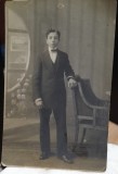 Fotografie tip carte postala, necirculata, tanar cu papion, perioada interbelica