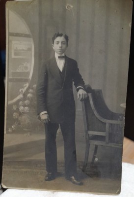 Fotografie tip carte postala, necirculata, tanar cu papion, perioada interbelica foto