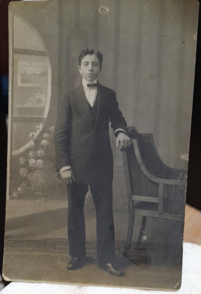 Fotografie tip carte postala, necirculata, tanar cu papion, perioada interbelica