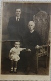 Fotografie tip Carte Postala, Bunici cu nepotelul, 1941