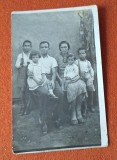 fotografie veche anii 1920, familie ( par a fi tigani) cu 4 copii