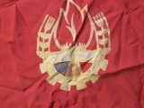 Steag de pionieri perioada comunista cu stema pionierilor si lozinca Tot inainte !