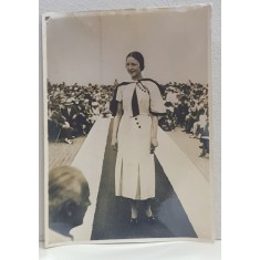 TANARA PE PODIUM LA PARADA MODEI , FOTOGRAFIE MONOCROMA, PE HARTIE LUCIOASA , PERIODA INTERBELICA