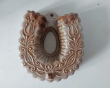 Vas ceramic vintage in forma de potcoava, decorata, pentru prajitura / decor bucatarie, terasa, restaurant, cofetarie, brutarie, etc