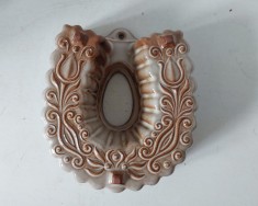 Vas ceramic vintage in forma de potcoava, decorata, pentru prajitura / decor bucatarie, terasa, restaurant, cofetarie, brutarie, etc