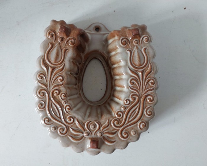 Vas ceramic vintage in forma de potcoava, decorata, pentru prajitura / decor bucatarie, terasa, restaurant, cofetarie, brutarie, etc