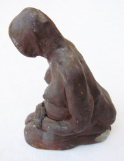 Sculptura din lut ifatisand o femeie gravida foto
