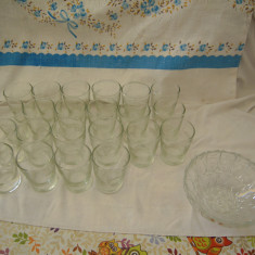 LOT de 22 pahare din sticla gravate, capacitatea de 150 ml si castronas de 14 cm