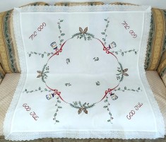 Fata de masa Vintage din bumbac cu broderie manuala si margine din dantela brodata- CRACIUN