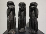 Cumpara ieftin Maimutele intelepte. Sculpturi vintage in lemn de abanos