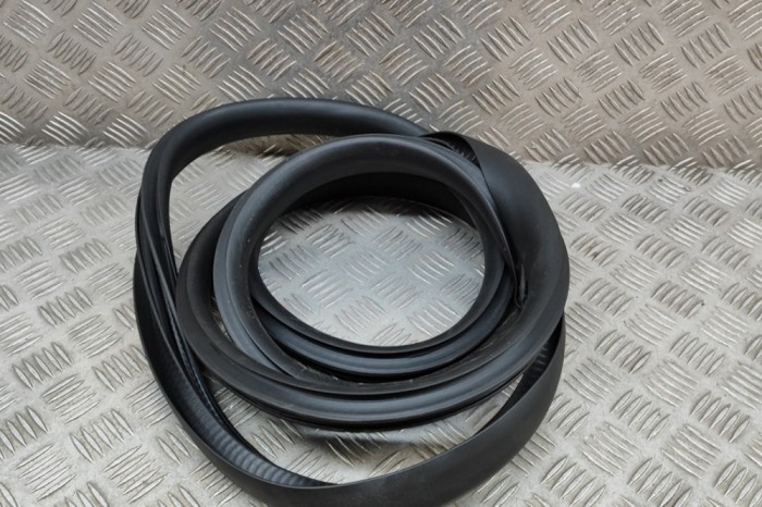 Garnitura ușă st&acirc;nga spate TESLA MODEL Y 2023 OEM: 1497675-00-D | 22266541