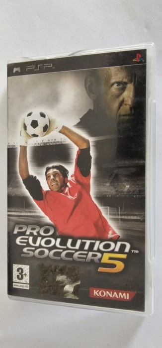 PRO EVOLUTION SOCER SOCCER 5 , KONAMI .