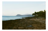 Tablou Canvas, "Peisaj liniștit cu st&acirc;nci și mare", Tranquil, Ocean, Shoreline, Mountains, Palms, Horizon, Sky, 39 x 26 cm, CMCLASS