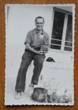 Fotografie originala ; Gheorghe Dinu ( Stephan Roll ) in curtea casei , anii 50