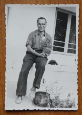 Fotografie originala ; Gheorghe Dinu ( Stephan Roll ) in curtea casei , anii 50 foto