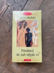Salman Rushdie - Pamantul de sub talpile ei foto