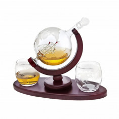 Set decantor cu doua pahare din sticla, model Glob Pamantesc, 850 ml, Pufo, suport lemn si tavita foto