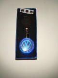 Cumpara ieftin Breloc auto din cristal cu LED - Logo VOLKSWAGEN