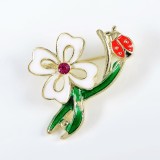 Brosa martisor floare cu buburuza