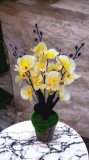 Orhidee artificială galbenă &icirc;n ghiveci