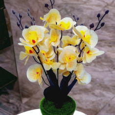 Orhidee artificială galbenă în ghiveci