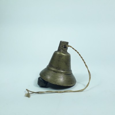 h Clopotel vechi de bronz foto