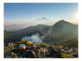 Tablou Canvas, "Tabără pe v&acirc;rful muntelui liniștit", Tente, Munte, Lac, Răsărit, Ceață, Pădure, St&acirc;nci, Aventură, Natură, Cer, Lumină, 39 x 26 cm, CMC