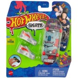 Set mini placa skateboard cu pantofi, Hot Wheels, HGW84