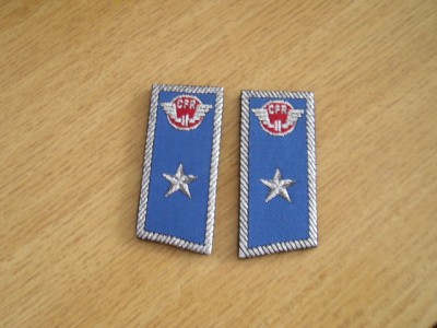 C7 5 - petlite CFR - o stea si simbol CFR rosu cu bordura - brodat foto