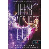 Their Fractured Light - Megt&ouml;rt f&eacute;ny&uuml;k - Lehullott csillagok 3. - Amie Kaufman