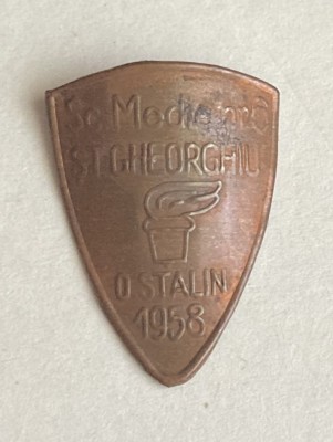 QW9 N8 81 - insigna - tematica invatamant - Scoala medie nr 6 Stefan Gheorghiu - Orasul Stalin - 1958 foto